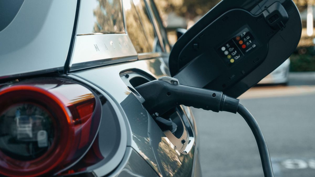 Una administradora de fincas explica qué hace falta para instalar el cargador del coche eléctrico en un garaje comunitario