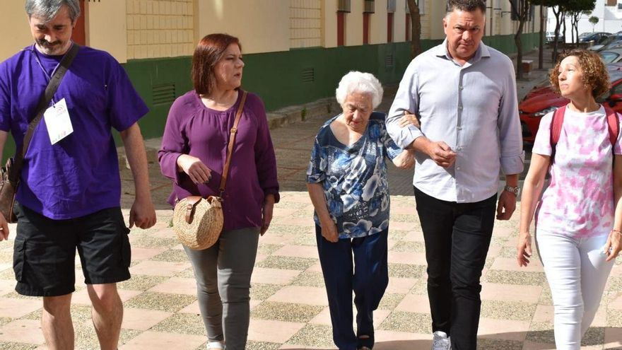 Juan Antonio Delgado, el día de las elecciones andaluzas, acompañado por su madre.