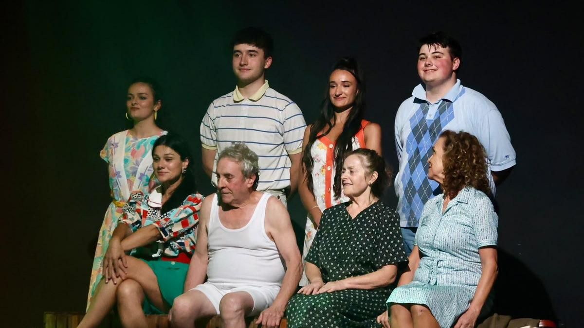 Los protagonistas de la adaptación teatral de Antonio Pereira 'Las peras de Dios', en la función en Carrizo de la Ribera