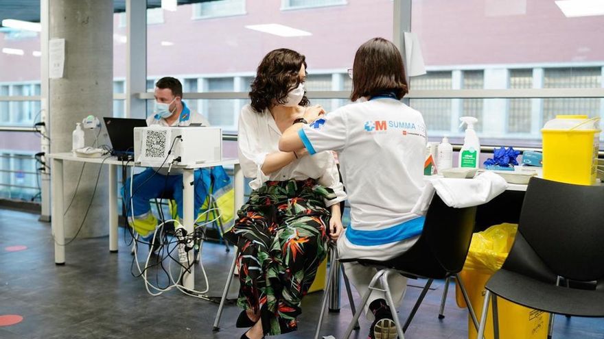 Isabel Díaz Ayuso recibiendo la primera dosis de la vacuna contra la COVID-19