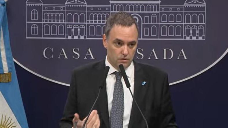 El portavoz del Gobierno de Argentina, Manuel Adorni, durante una rueda de prensa en la Casa Rosada.