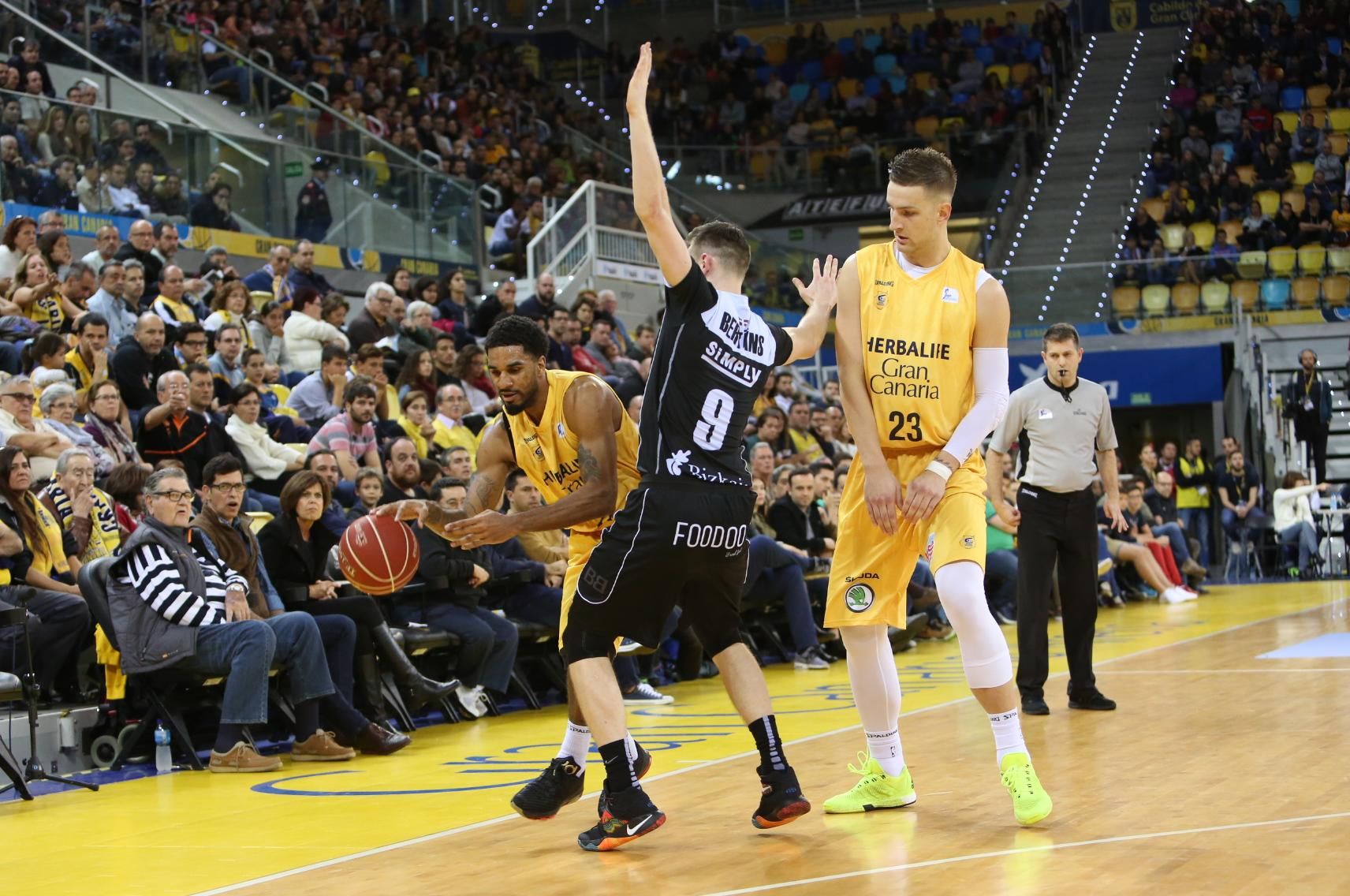 Partido entre el Herbalife Gran Canaria y el Dominion Bilbao Basket en el Gran Canaria Arena. (Alejandro Ramos).