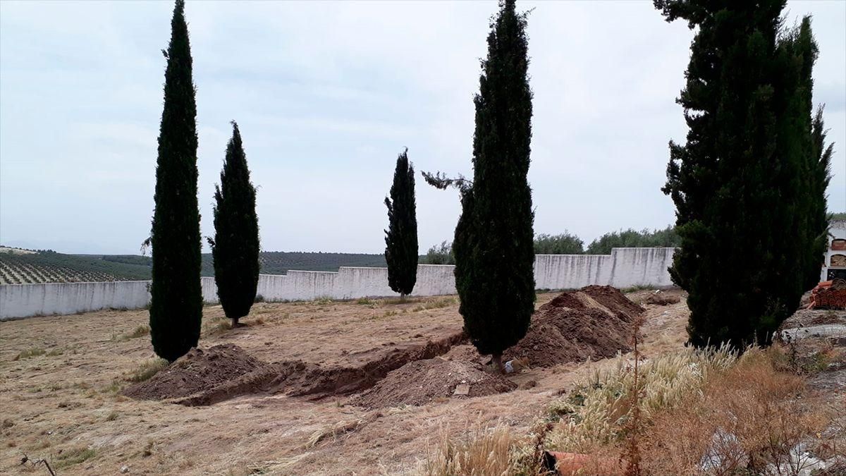 Movimiento de tierras para localizar las fosas de represaliados en el cementerio de Aguilar de la Frontera, en una intervención anterior.