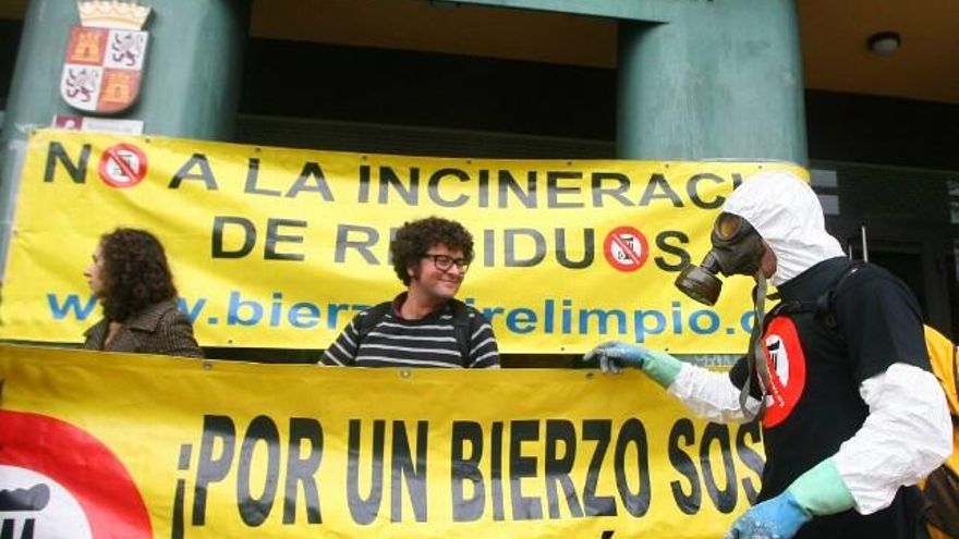 Bierzo Aire Limpio protesta por la incineración de residuos en la cementera Cosmos de Toral de los Vados. / César Sánchez / Ical