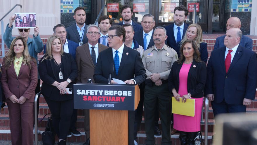 Senador republicano busca acabar con la ley "santuario" para inmigrantes en California