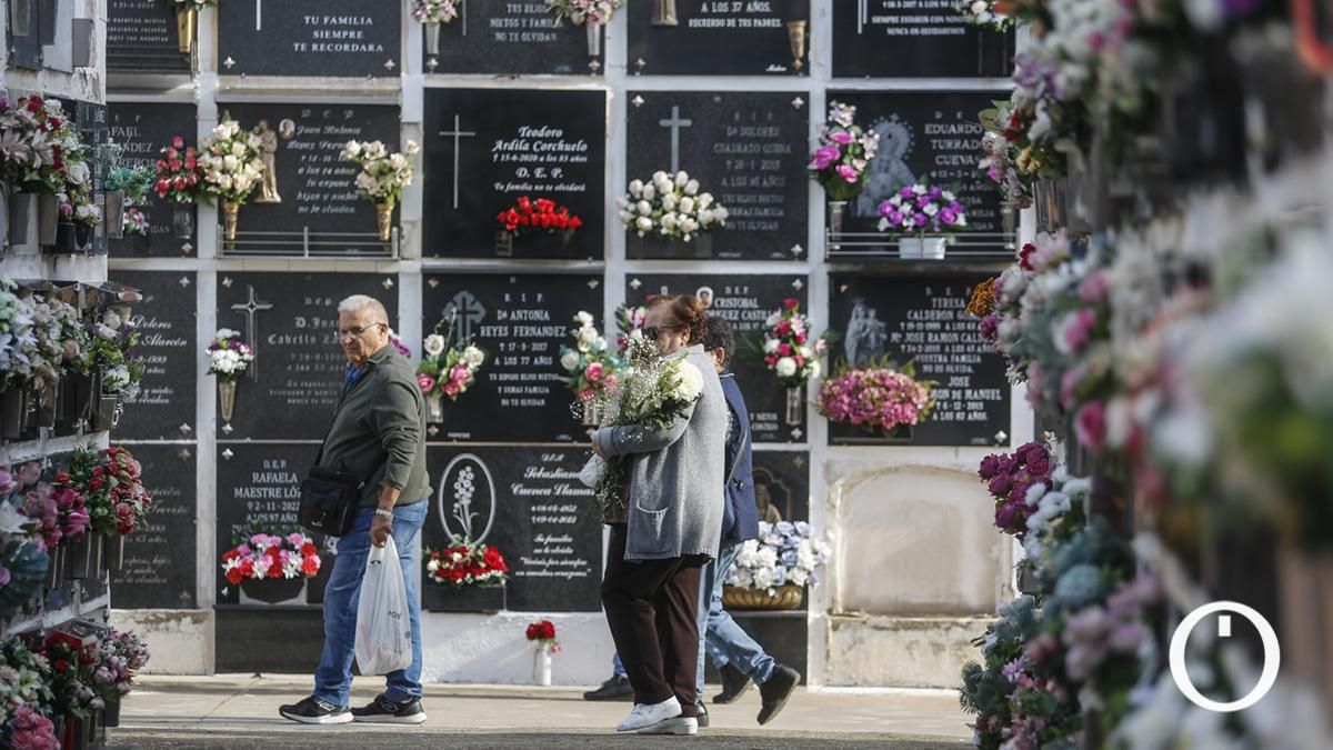 Las flores y los recuerdos se adueñan hoy más que nunca de los cementerios de Córdoba