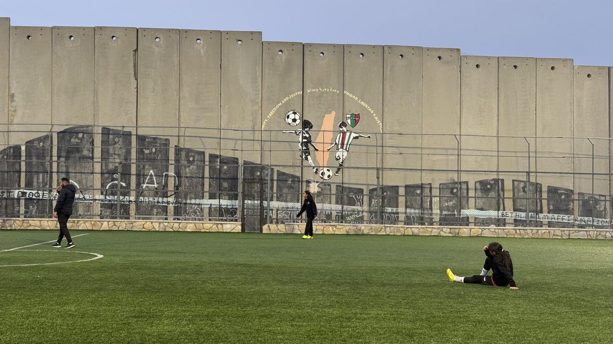 Un campo de fútbol amenazado: los niños del campamento de refugiados de Aida se aferran a su último espacio para jugar