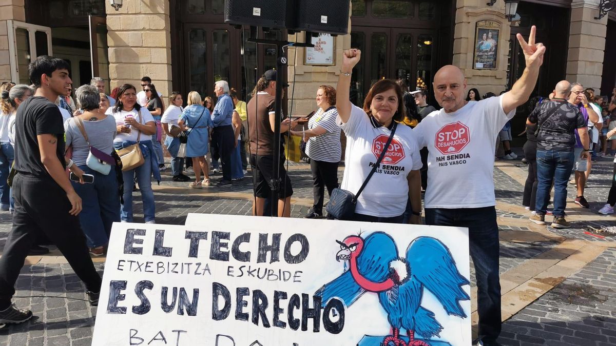 Concentración en la Plaza del Arriaga de miembros de la Plataforma.