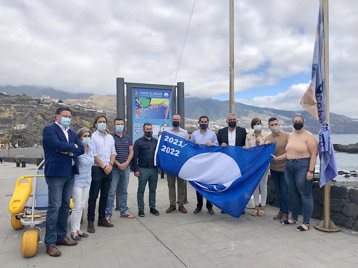 Izada de la Bandera Azul en Los Cancajos.