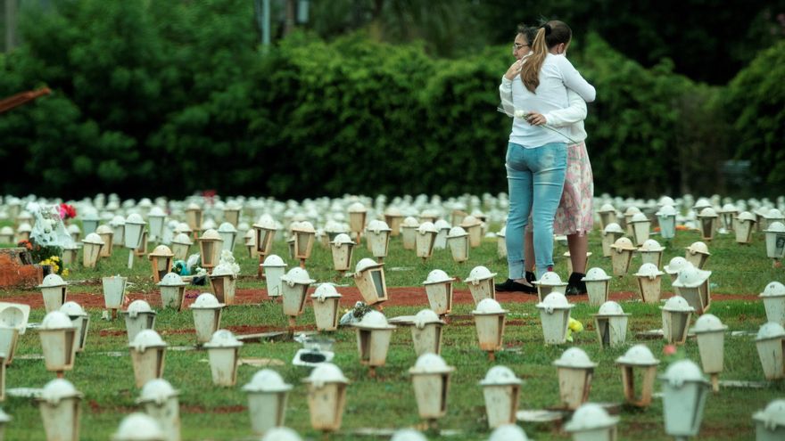 Dos mujeres lloran durante el entierro de una víctima de la covid-19, en el cementerio de Campo da Esperança en la ciudad de Brasilia (Brasil). EFE/Joédson Alves/Archivo
