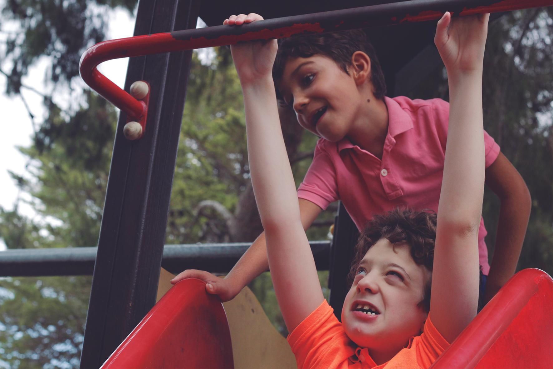 Varios niños juegan en el parque.
