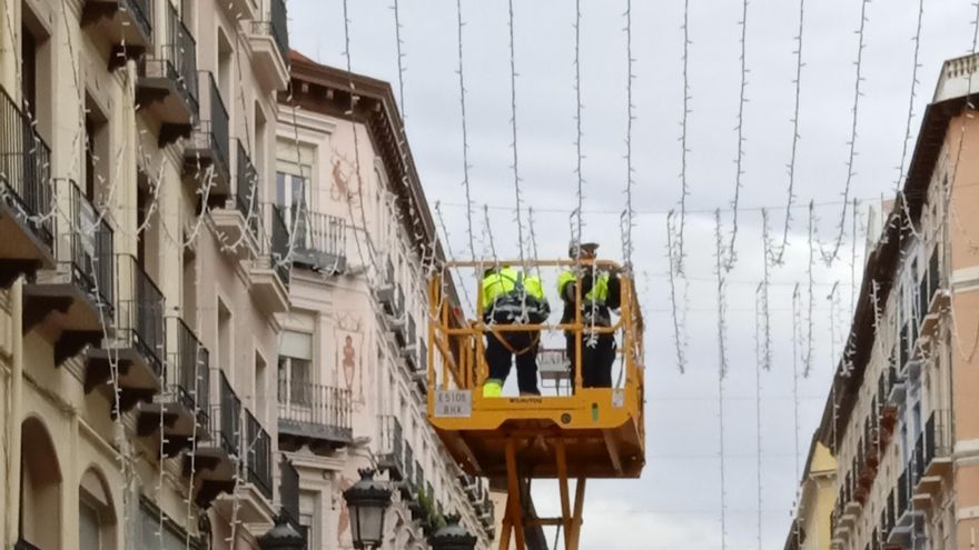 Colocación de las luces de navidad en Zaragoza