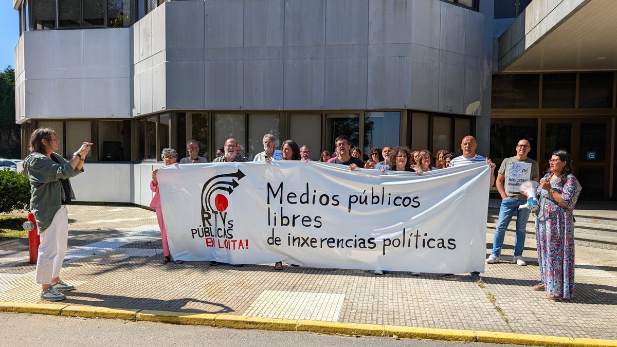 Concentración ante la sede de la CSAG en Santiago, dentro de la convocatoria de RTVs Públicas en Lucha