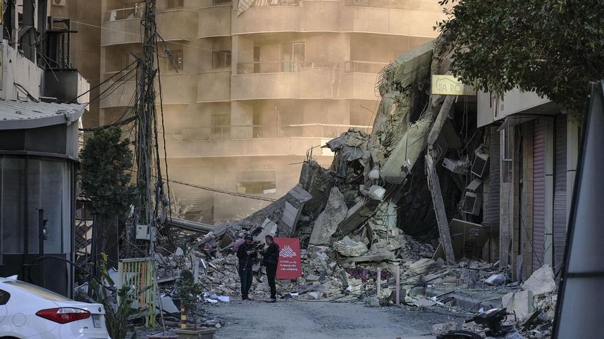 Destrucción de un edificio en el suburbio sur de Beirut, conocido como Dahye, tras las órdenes masivas de evacuación