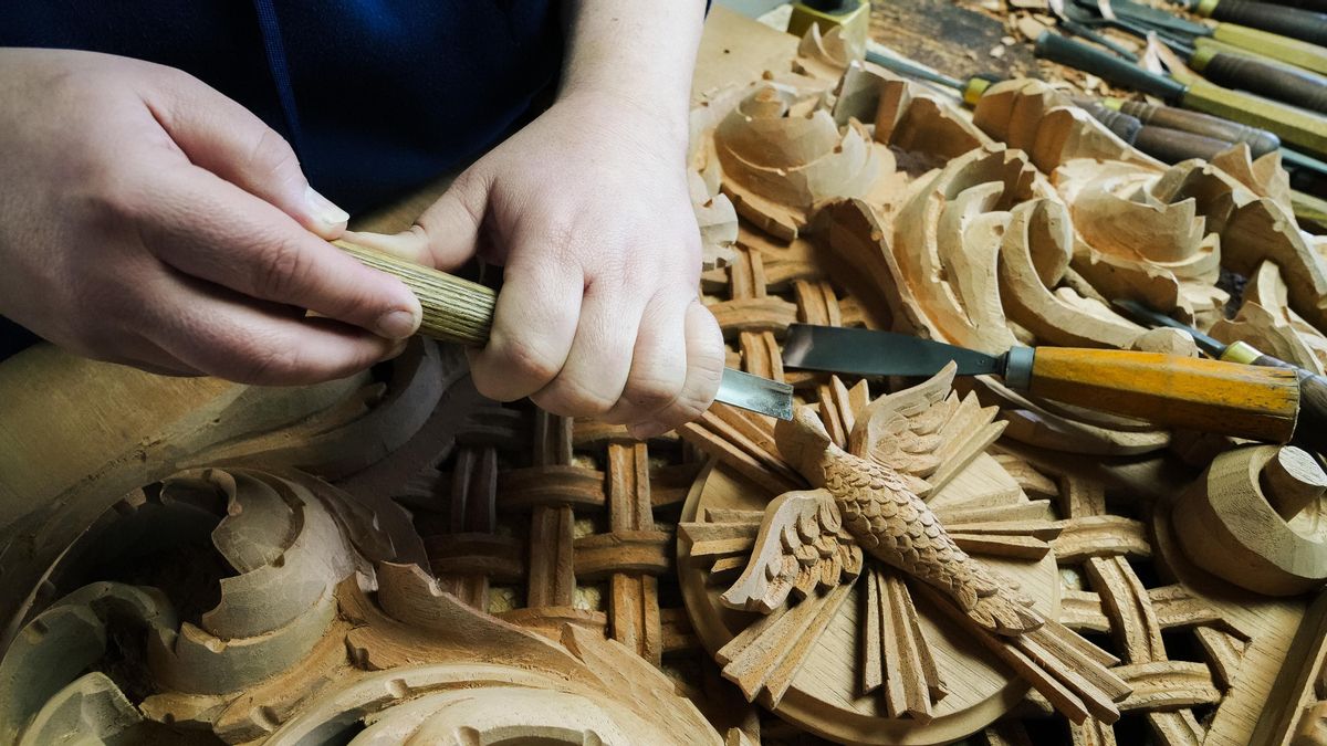 El tallista José María Higuera trabajando en su taller