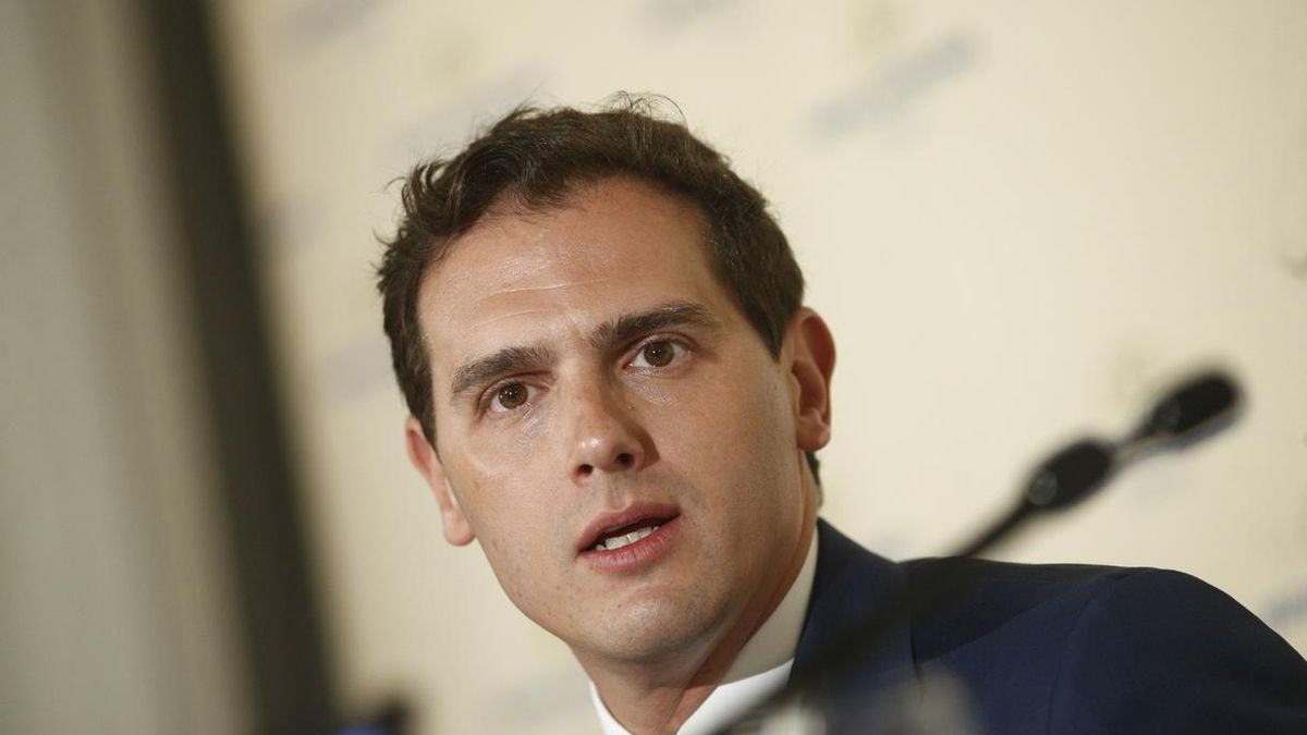 Rivera rechaza una abstención y dice a Casado que Ciudadanos gobernará cuando el Ejecutivo de Sánchez "se desmorone"