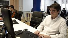 Jorge Morales de Labra, contestando preguntas con su propio teclado en la redacción de eldiario.es / A. Navarro