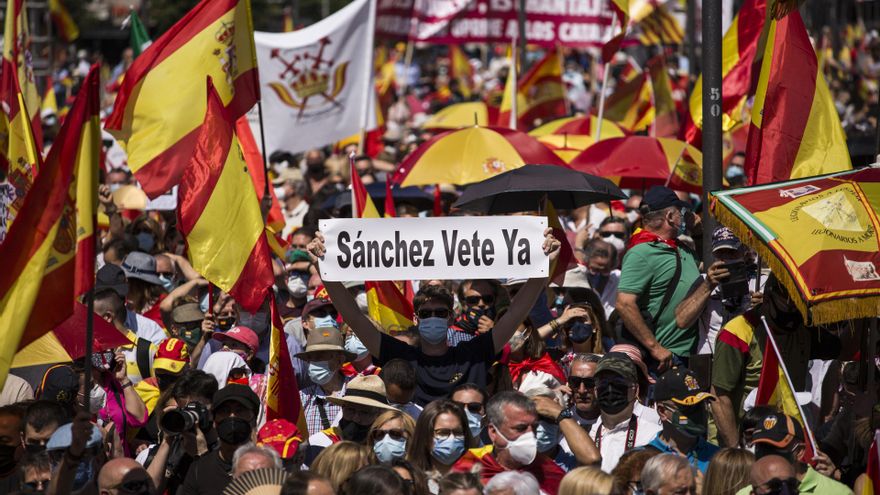 Archivo - Un hombre con un cartel en el que se lee: `Sánchez vete ya´, en  concentración en la Plaza de Colón, a 13 de junio de 2021, en Madrid (España).