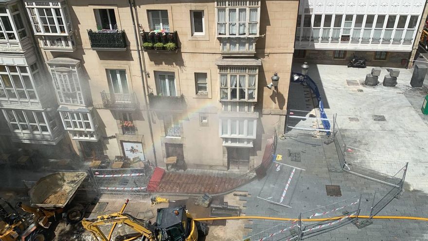 Una cortina de agua contra el escape de gas, visto desde dentro del Memorial