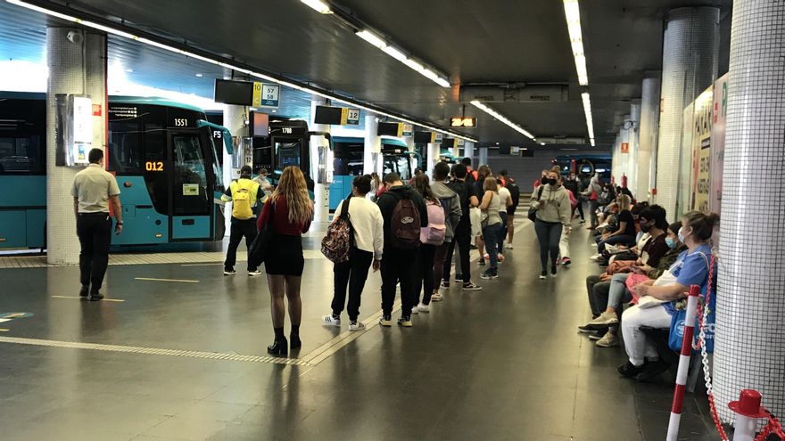 Cola para entrar en una guagua de Global, en la estación de San Telmo. (ALEJANDRO RAMOS)