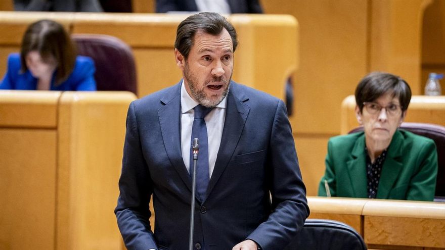 El ministro de Transportes y Movilidad Sostenible, Óscar Puente, interviene durante una sesión plenaria, a 4 de noviembre de 2025, en Madrid (España).