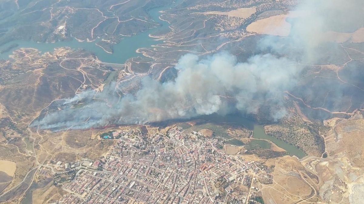 Un incendio forestal junto al núcleo urbano de Aznalcóllar obliga al Infoca al despliegue de varios medios