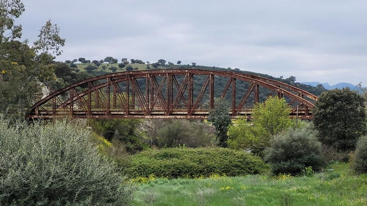 Puente de hierro sobre el río Valdeazogues