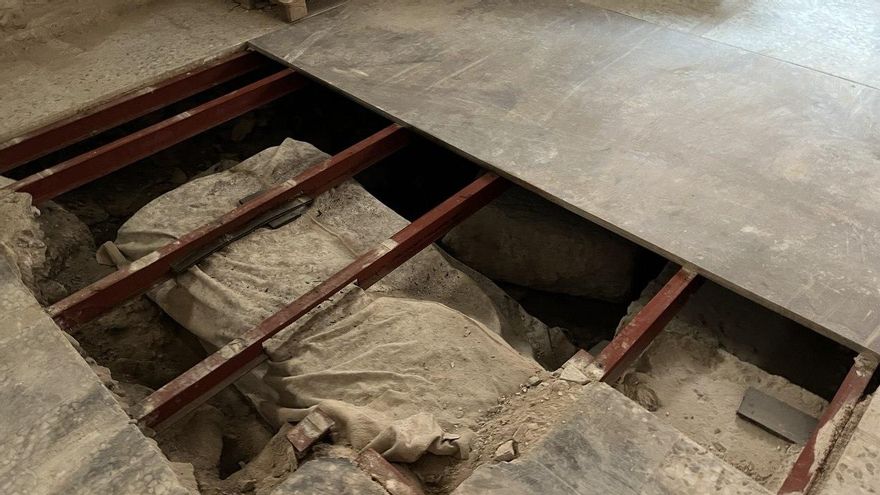 Parte de la muralla romana que se encuentra en el sótano del edificio de la delegación de Gobierno