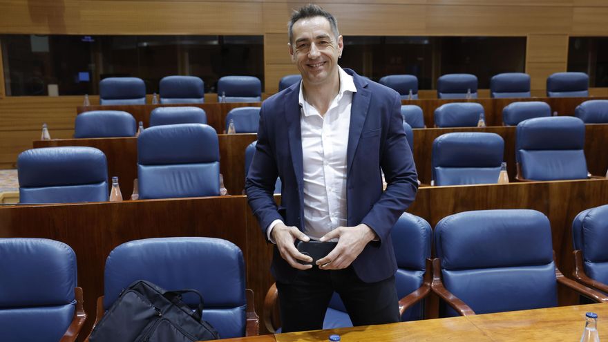 El diputado de Más Madrid Emilio Delgado momentos antes del comienzo del pleno en la Asamblea de Madrid, este jueves. EFE/ Zipi