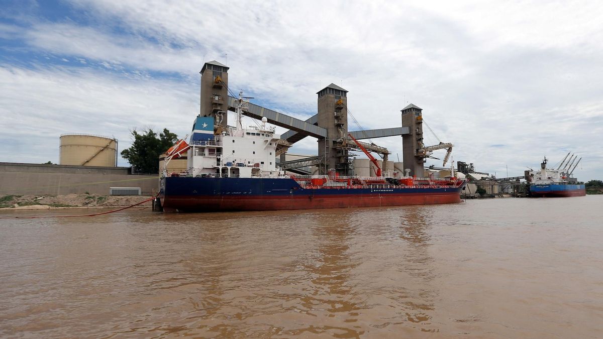 Granos de exportación son cargados a barcos en un puerto sobre el río Paraná, cerca de Rosario.