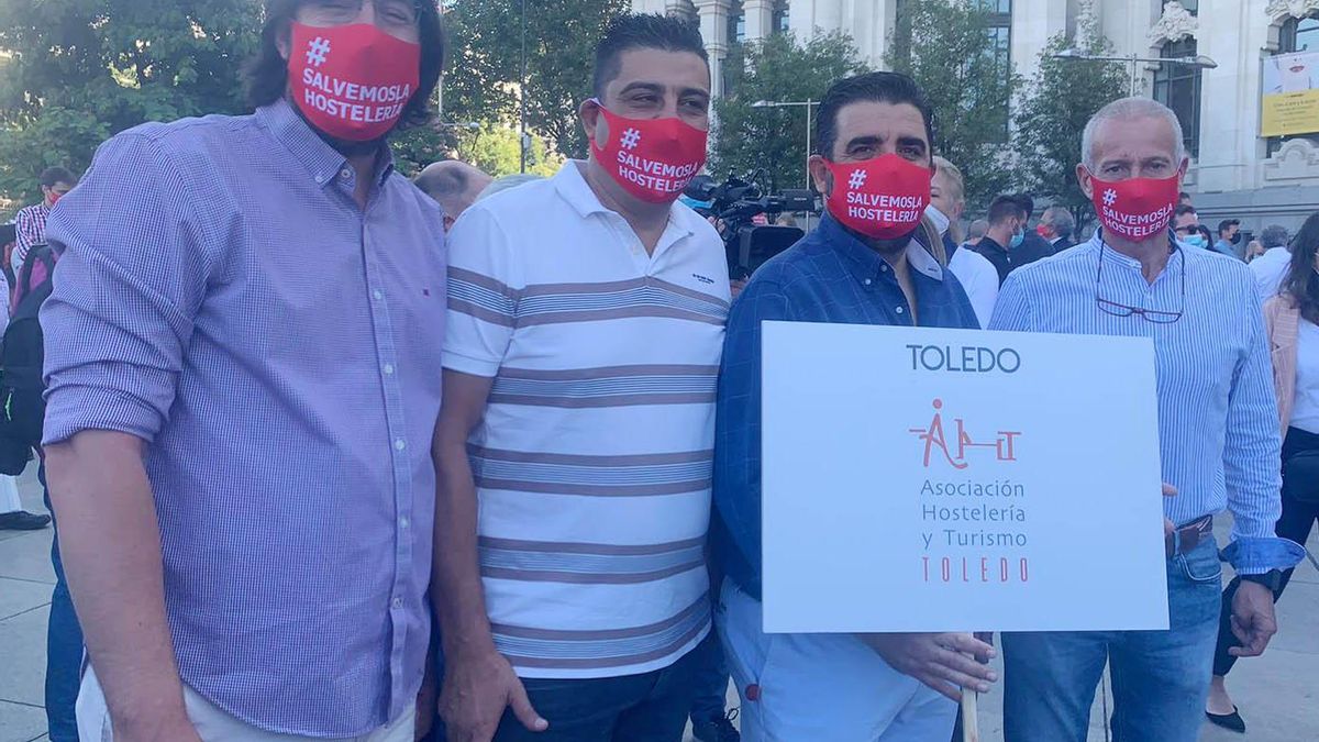 Los representantes de la hostelería toledana en la concentración