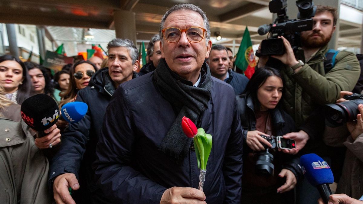 El candidato moderado José Antonio Seguro habla con sus seguidores en Porto, el 16 de enero de 2026.