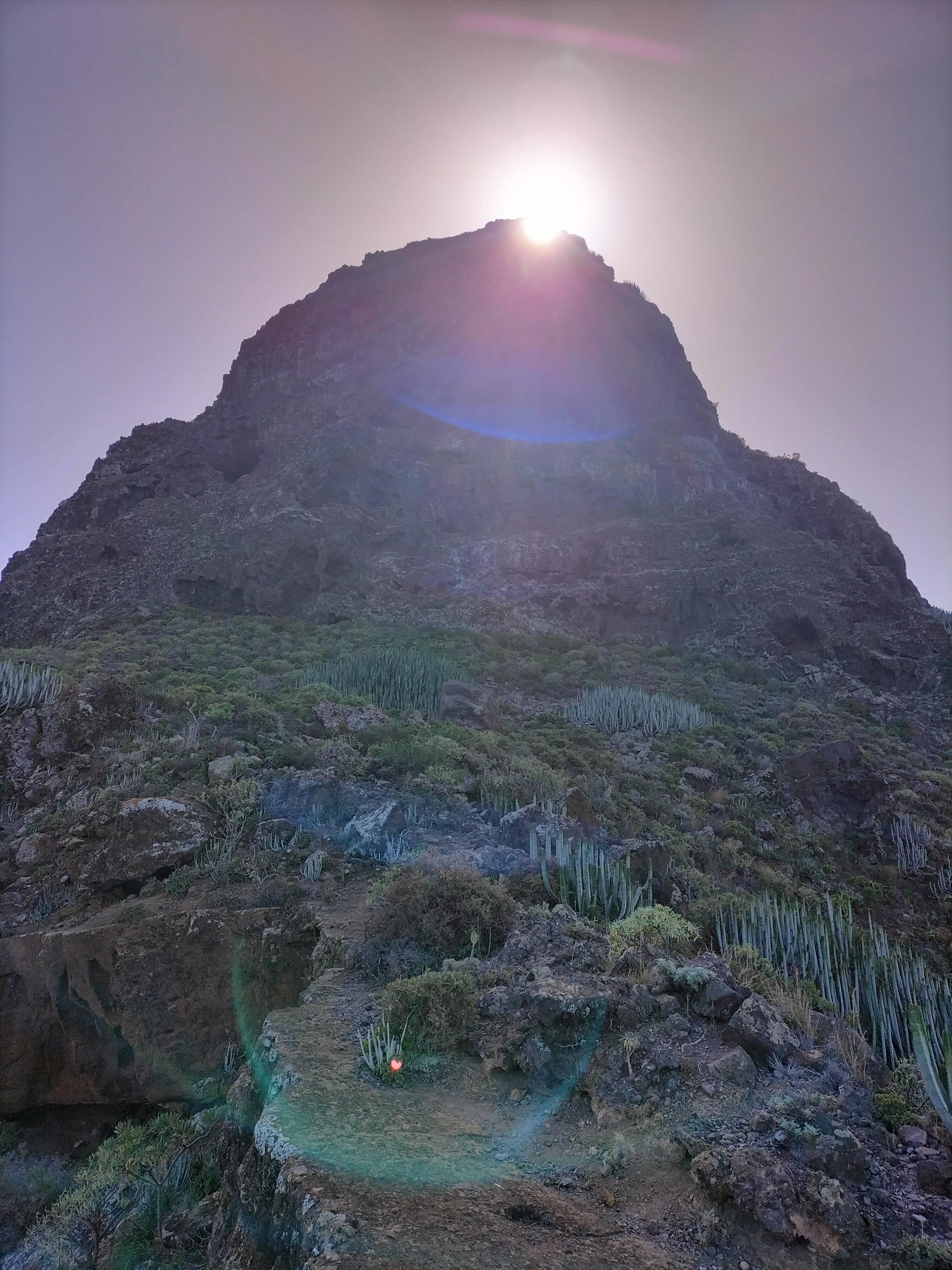 El 2 de febrero, desde el conjunto rupestre de la Pedrera (Punta del Hidalgo) el sol despunta por Aramuygo.