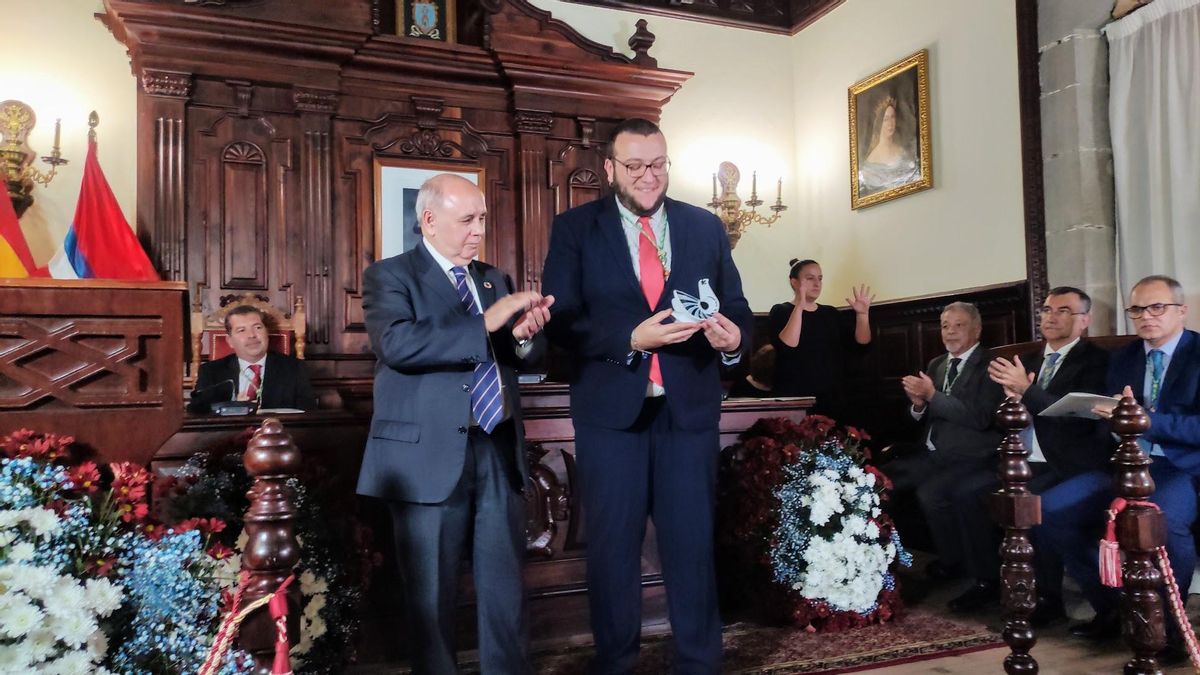 En la imagen de archivo, el secretario general de la FEMP, Carlos Daniel Casares Díaz, y el alcalde de Santa Cruz de La Palma,  Juan José Neris,  durante el pleno del Ayuntamiento celebrado el pasado 3 de enero con motivo del 250 aniversario aniversario de las primeras elecciones municipales en España por sufragio censitario en Santa Cruz de La Palma.