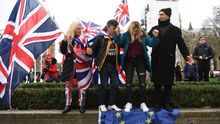 Partidarios del Brexit pisan una bandera de la Unión Europea en Londres
