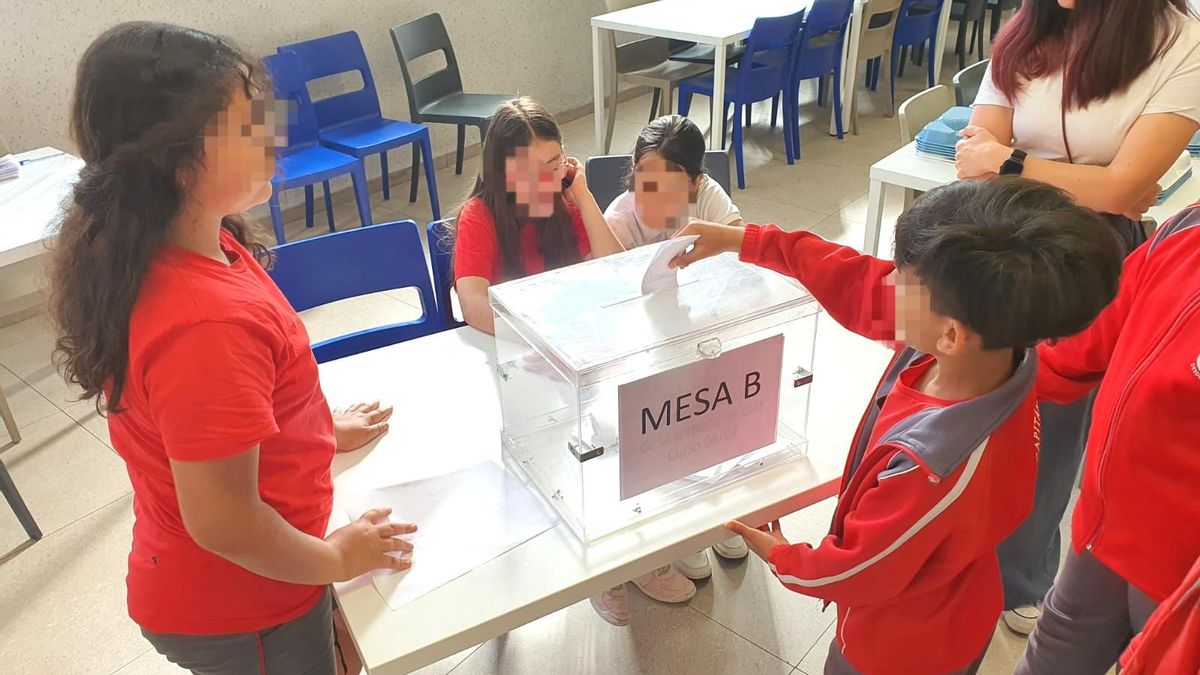 El día de la votación para cambiar el nombre del CEIP Capitán Cortés, en Carabanchel
