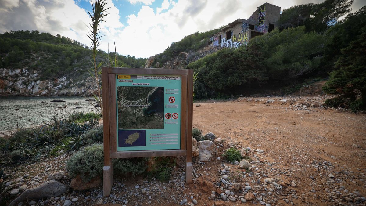 El cartel institucional que informa de las características naturales de la cala