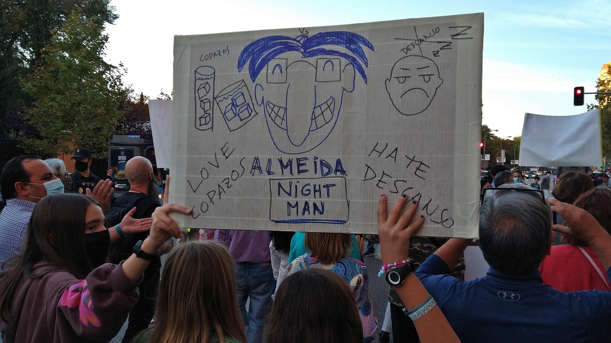 Manifestación contra las terrazas Covid en Retiro