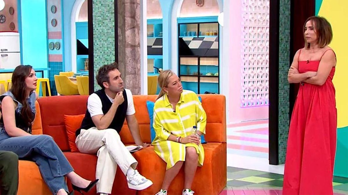 Los presentadores de 'La familia de la tele' junto a Belén Esteban