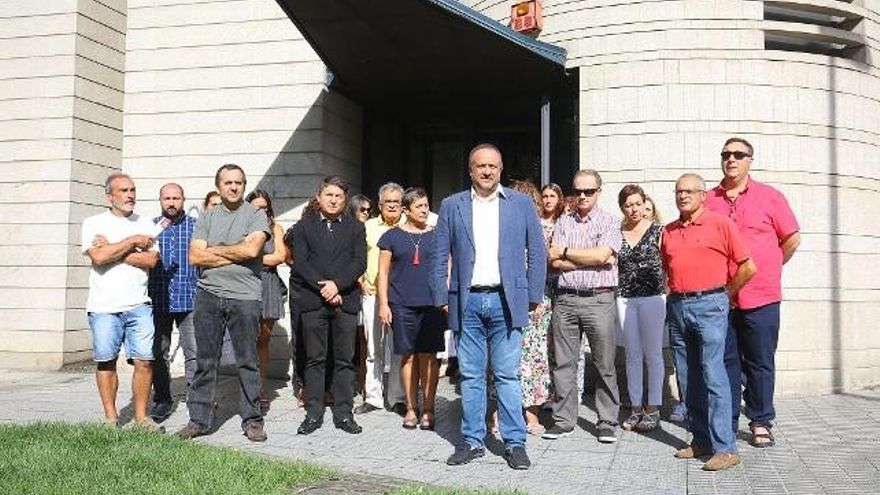 César Sánchez / ICAL Minuto de silencio en el Consejo Comarcal del Bierzo por el atentado de Barcelona.