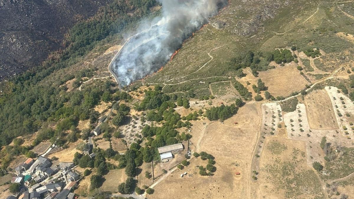 El incendio de Castromil, entre Ourense y Zamora, evoluciona favorablemente y está "casi completamente perimetrado"
