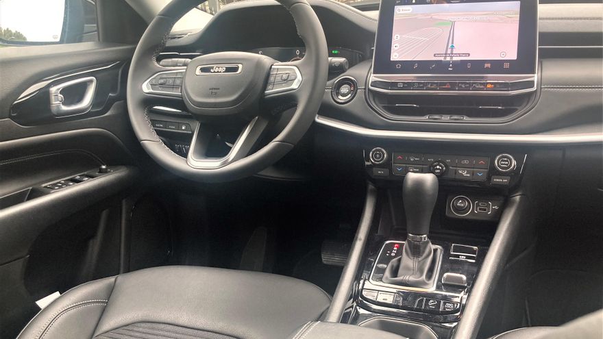 La consola central y el salpicadero del Jeep Compass 4xe.