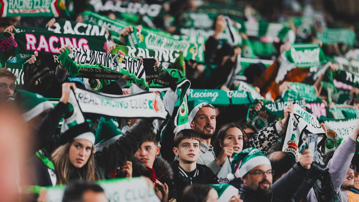 Aficionados del Racing en los Campos de Sport de El Sardinero.