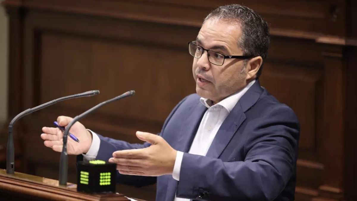 El portavoz de Empleo del Grupo Parlamentario Socialista, Gustavo Santana.