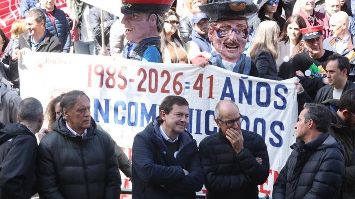 El presidente en funciones de la Junta, Alfonso Fernández Mañueco (c), participa este domingo en la concentración 'Por un tren de futuro para Salamanca'. 