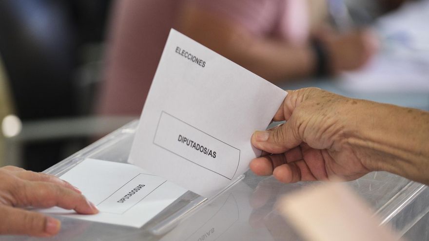 Una mujer vota con este domingo en un colegio electoral.