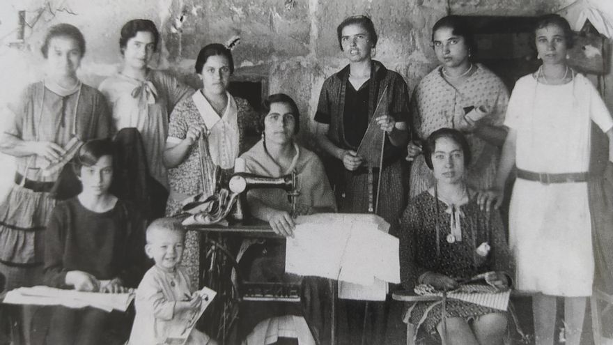 Integrantes de la Agrupación Socialista Femenina de Capdepera, entre ellas la espiritista y feminista Maria Vaquer (de pie, tercera por la derecha)