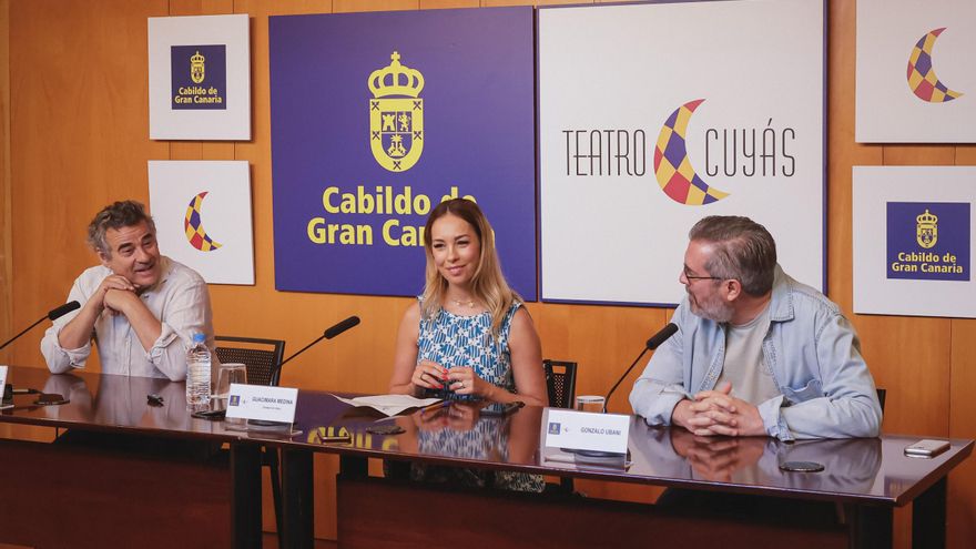El actor Eduard Fernández junto a la consejera insular de Cultura del Cabildo de Gran Canaria, Guacimara Medina, y al director artístico del recinto, Gonzalo Ubani