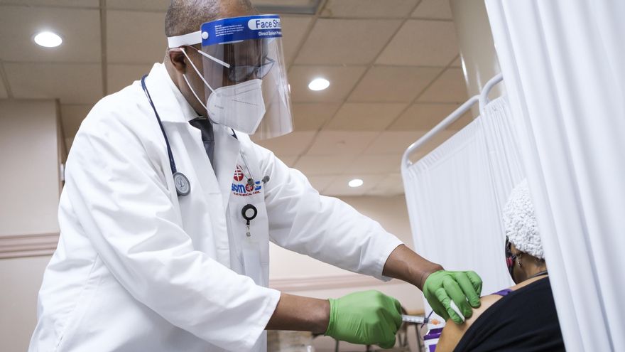 Una persona es vacunada en Nueva York (EE.UU.). EFE/Justin Lane/Archivo