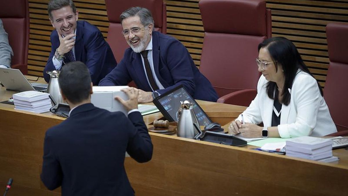 Representantes del PP en la Mesa de las Corts se ríen cuando el portavoz socialista muestra la simulación del dosier sobre Pérez Llorca.